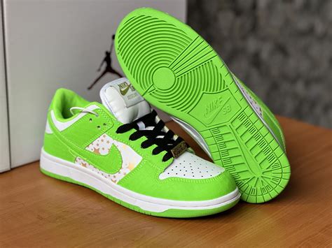 Nike SB Dunk Low - Supreme - Zigzagtrendz