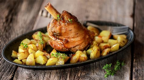 Souris d agneau confite au thym et pommes de terre sautées