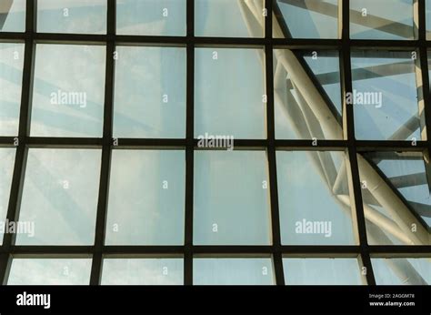 Moderna estructura de techo curvo del edificio Fotografía de stock Alamy