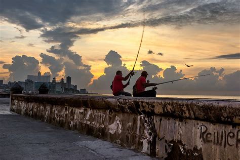 Steve McCurry Fishermen At Weligama South Coast Of Sri Lanka 1995