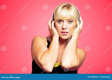 Het Meisje Dat Van De Blonde De Hoofdtelefoon Op Haar Hoofd Houdt Stock Afbeelding Image Of