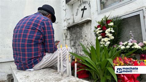 Familias Visitan Tumbas De Sus Seres Queridos En El Cementerio General