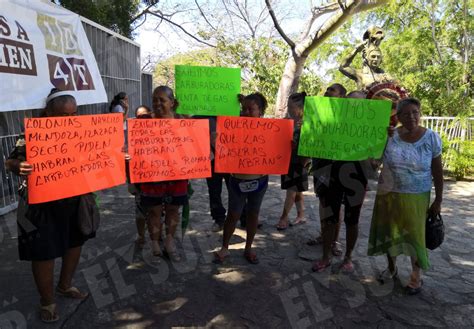 Se Manifiestan En El Palacio Municipal De Acapulco Piden Reabrir Los