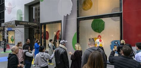 Lo Show Del Robot Pittore Nelle Vetrine Di Louis Vuitton Conquista New York