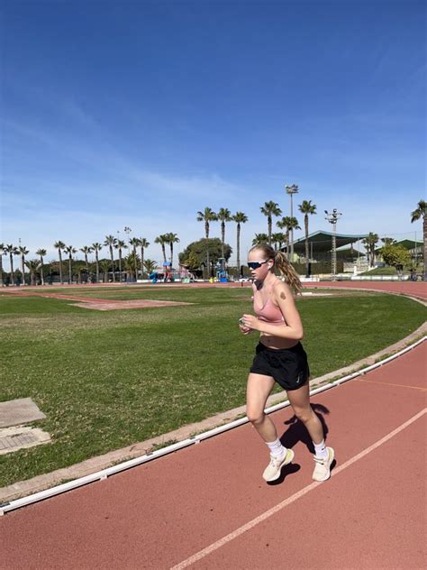 Un Equipo De Atletismo De Noruega Junto Sus Entrenadoras Han Elegido