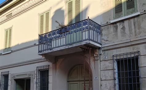 Camion Colpisce Un Balcone A Bozzolo Pezzo Cade Sul Marciapiede La