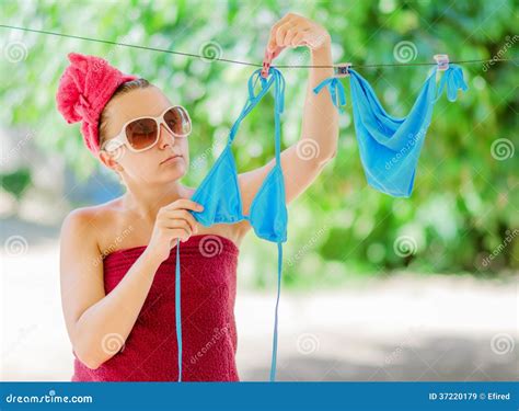 La Mujer Seca El Bikini Azul En Cuerda Para Tender La Ropa Imagen De Archivo Imagen De Claro