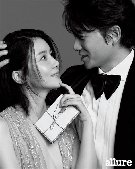 Rayakan Wedding Anniversary Ke 10 Lee Bo Young Dan Ji Sung Tampil