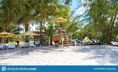 Playa Tropical Con Palmeras En La Isla De Koh Kood Thailand Imagen De