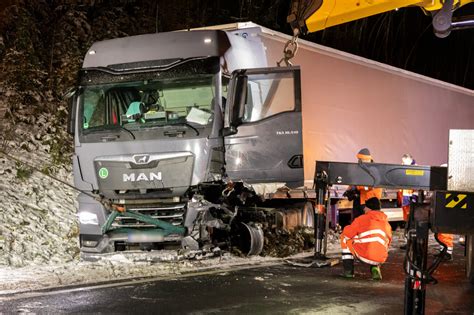 Schwerer Unfall auf Bundesstraße im Erzgebirge Hyundai Fahrer eingeklemmt