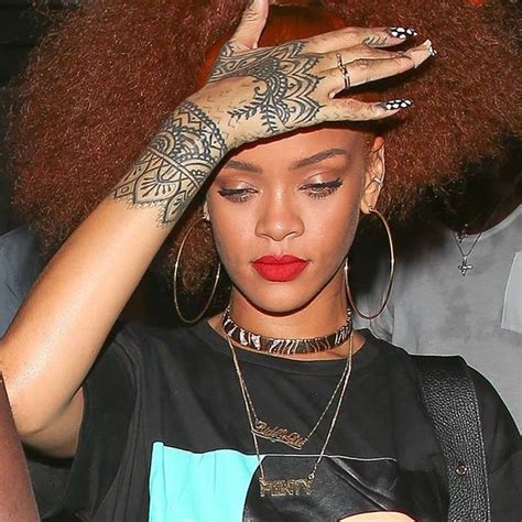 Essa Tatto Na M O Design Muito Lindo Rihanna Tatuagens Tattoo