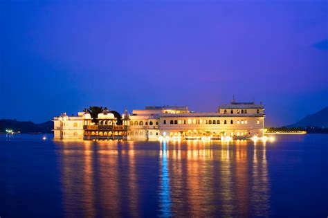 Premium Photo City Palace Udaipur Palace Complex On Lake Pichola