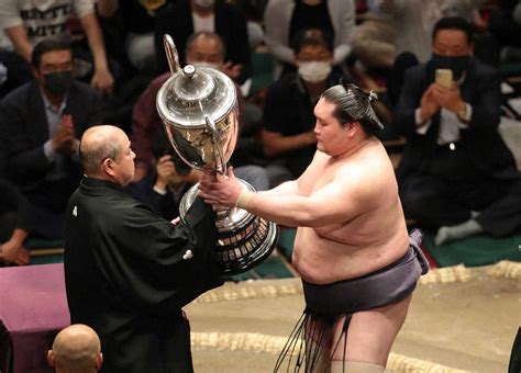 ＜大相撲夏場所千秋楽＞優勝し八角理事長（左）から賜杯を受けとる照ノ富士 （撮影・白鳥 佳樹） ― スポニチ Sponichi Annex スポーツ