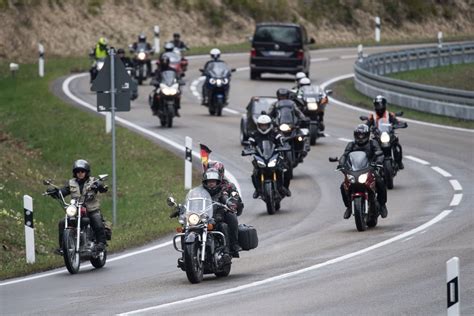 Drei Motorr Der Krachen In Dormagen Ineinander Alle Fahrer Verletzt