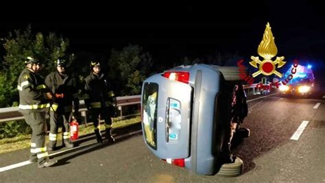 Auto Si Ribalta Nella Notte Lungo La Statale Una Donna Finisce All