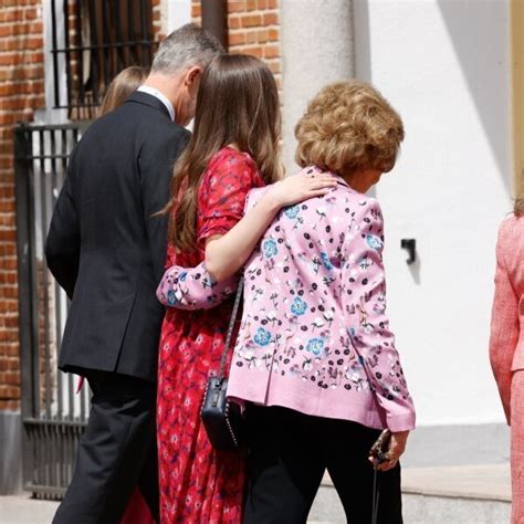 La Princesa Leonor Muy Cariñosa Con La Reina Sofía En La Confirmación De La Infanta Sofía La