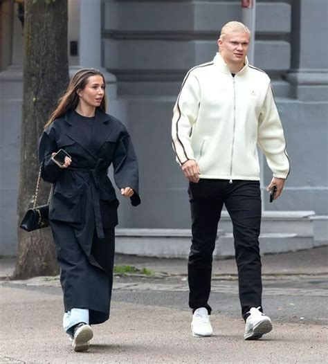 Erling Braut Haaland feirer seier med kjæresten Isabel Haugseng Johansen