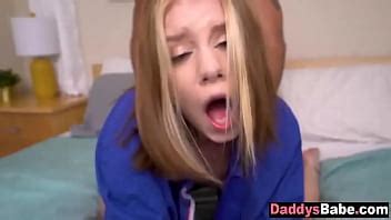 Padrastro espiando a su hijastra masturbándose y luego follándola duro XVIDEOS