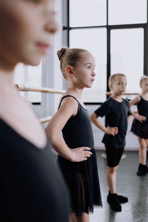 Children in Ballet Position · Free Stock Photo