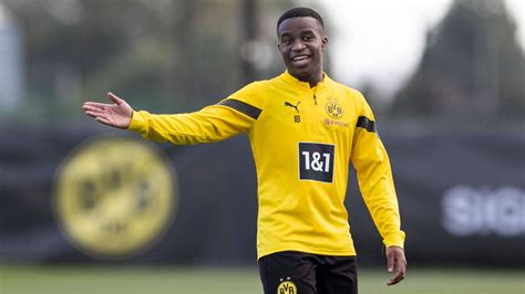 Borussia Dortmund Youssoufa Moukoko Verl Ngert Wohl Seinen Vertrag