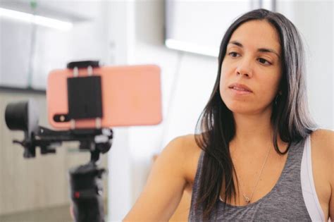 Joven latina haciendo una videollamada a través de su teléfono celular