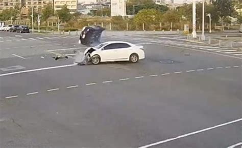 豐田神車路口疑闖紅燈 富豪休旅車遭撞翻滾1圈半2人傷 中天新聞網