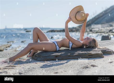 Belle femme bikini sur la plage Banque de photographies et dimages à haute résolution Page