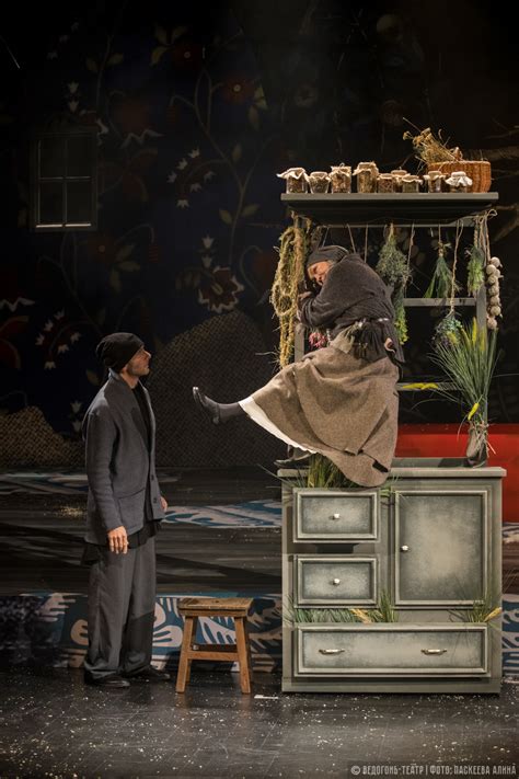 С неба упали три яблока