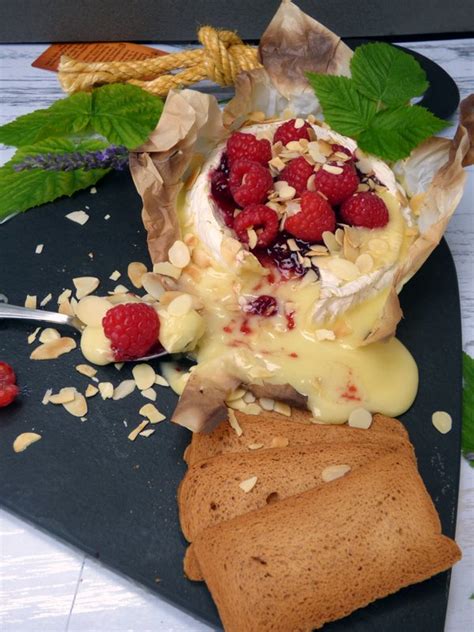 Flor De Rosmaninho Queijo Camembert No Forno Framboesas