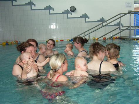 Babyschwimmen Kleinkinderschwimmen Pinguin Wassergewöhung und