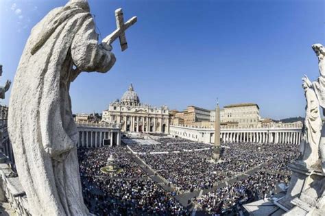 Giubileo 2025 Pellegrini Di Speranza Davanti Alla Porta Santa Prima