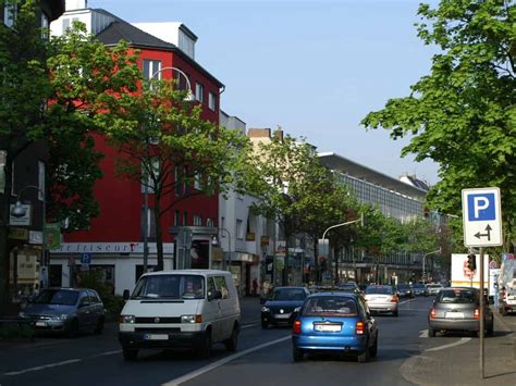 Köln Arbeiten an der Beschilderung und Ampelanlage in Kalk