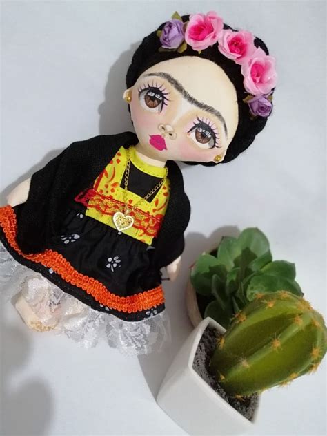 Petite Fridita Vogue Muñeca chiquita de tela inspirada en Frida