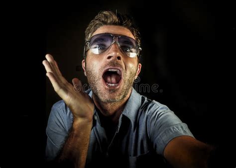 Gay Felice E Divertente Pazzo Con Gli Occhiali Da Sole Ed Il Sembrare Moderno Dei Pantaloni A