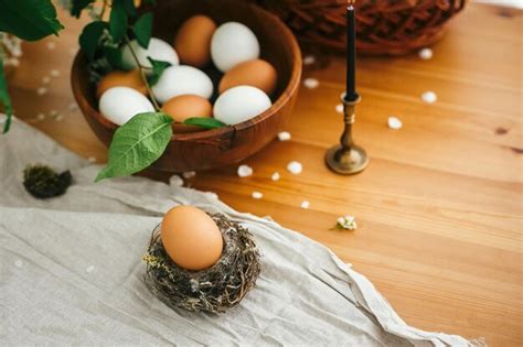 Feliz momento atmosférico de pascua bodegón rural huevo de pascua