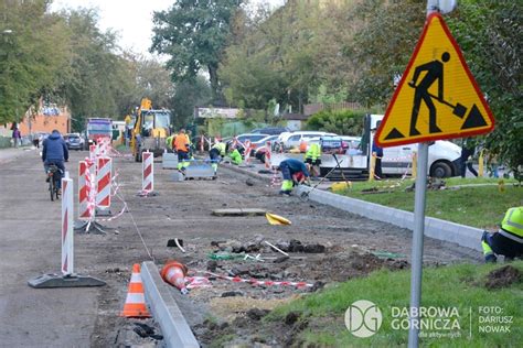 Drogowcy remontują drogę na os Kasprzaka w Dąbrowie Górniczej Będą