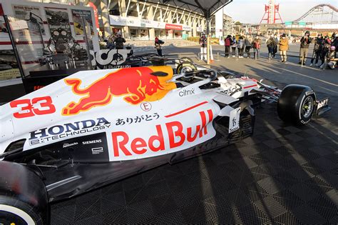 ウエルカムプラザ青山、日の丸カラーのレッドブル・ホンダf1マシンを展示 【 F1 Gate Com