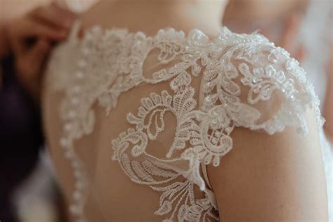 Classy Ways To Accessorize Your Wedding Dress