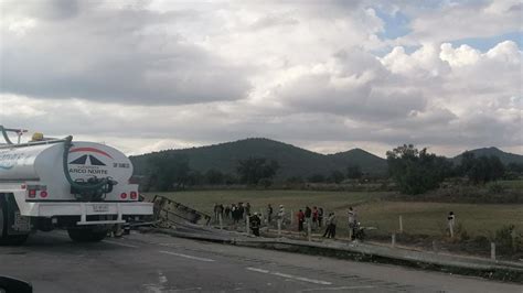 Vuelca tráiler y se incendia en autopista Arco Norte este domingo hay