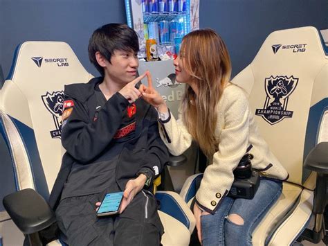 Bị nghi là bạn gái Faker hot girl có hành động đầy ấm ức