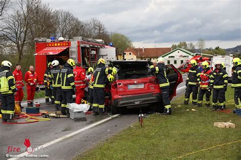 O Zwei Eingeklemmte Bei Pkw Kollision Auf Der B Bei Inzersdorf Im