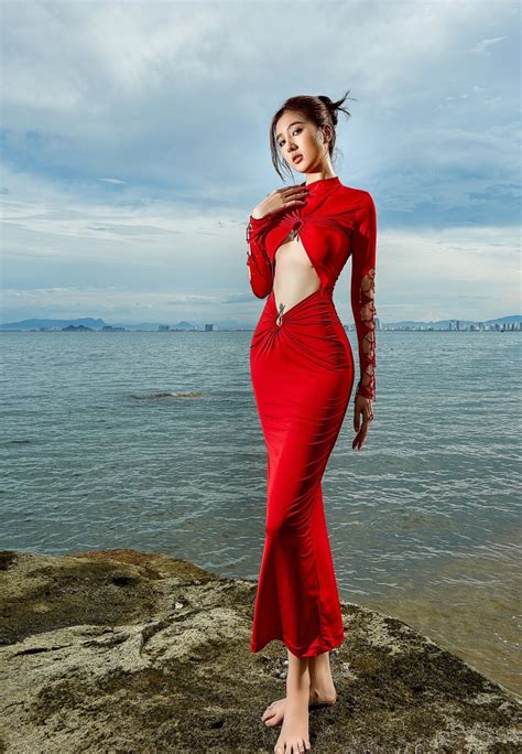 V K M Tu I C A H Quang Hi U Khoe D Ng N Ng B Ng V I Bikini