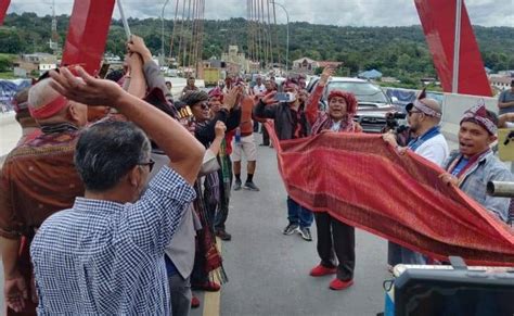 Pelepasan Parade Ulos Meter Di Jembatan Tano Ponggol Meriah Tapi