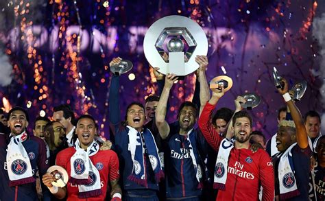 Ligue 1 Trophy / Lille's players celebrate with the French Ligue 1 ...