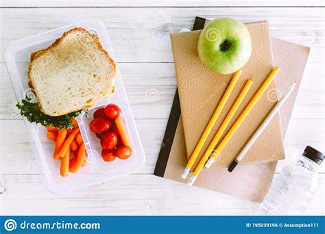 Caja De Almuerzo Con Verduras Y Rebanada De Pan Para Un Almuerzo