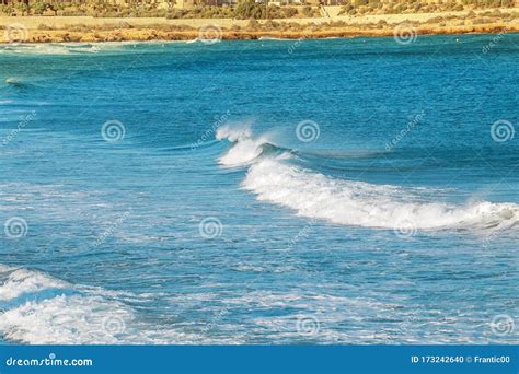 Onda De Oceano Azul Na Praia Arenosa Foto de Stock Imagem de potência