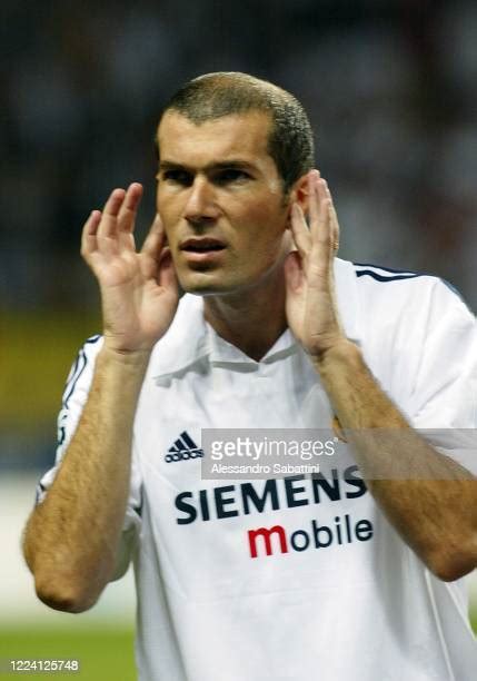 Real Madrid 2002 Zidane Photos and Premium High Res Pictures - Getty Images