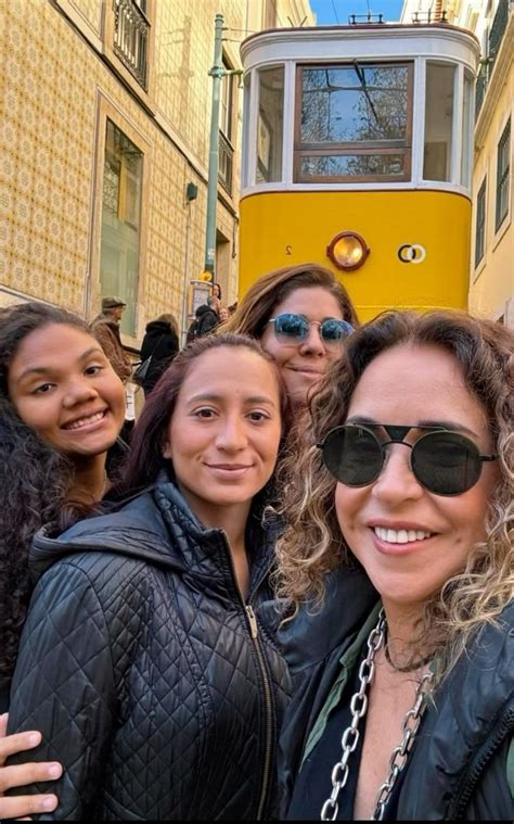 Daniela Mercury E Malu Ver Osa Posam Ao Lado Das Filhas Durante Viagem