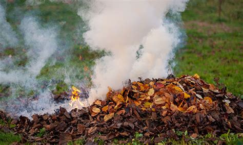 Ne brûlez pas vos déchets verts cest interdit et dangereux pour la