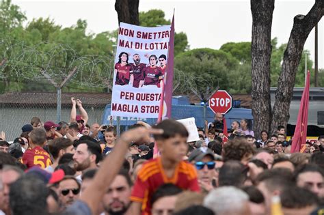 Lukaku Sbarca A Roma Il Saluto Ai Tifosi Impazziti A Ciampino